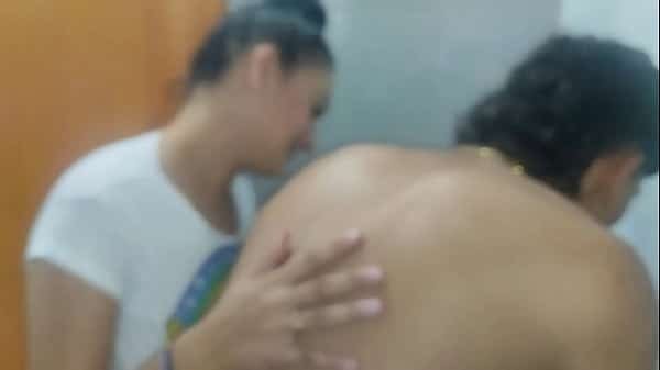 Mi hermanastra entra al baño mientras hago mis cosas y quiere que me la folle y le doy duro